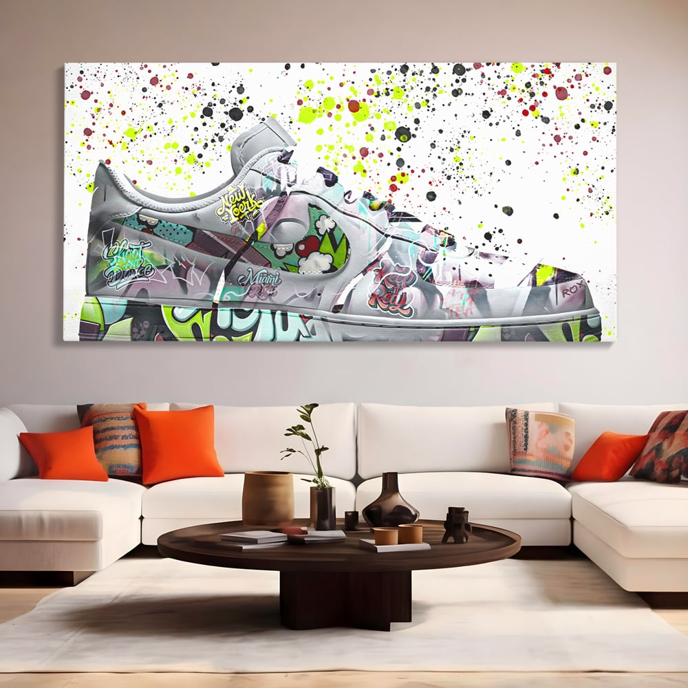 Tablou canvas cu tablou canvas cu adidasi graffiti, fara rama, pe sasiu de lemn, pe perete intr-un living